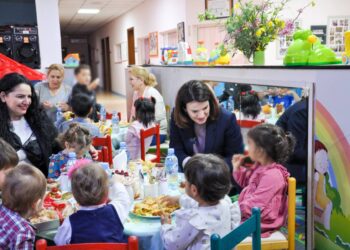Ministrja Koçiu vizitë në Shtëpinë e Foshnjes “Hanna dhe Rozafa”