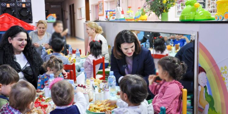 Ministrja Koçiu vizitë në Shtëpinë e Foshnjes “Hanna dhe Rozafa”