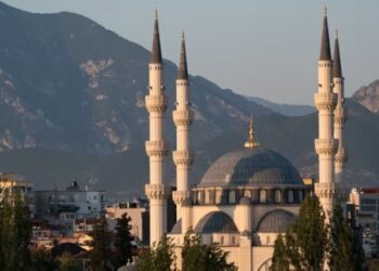 “The Guardian”: Tirana, kryeqyteti pas “perdes së hekurt” që ka shumë për të zbuluar
