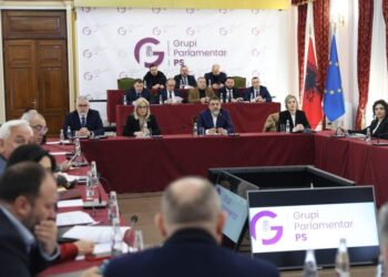 Bledi Çuçi mbledh Grupin Parlamentar të PS para seancës plenare