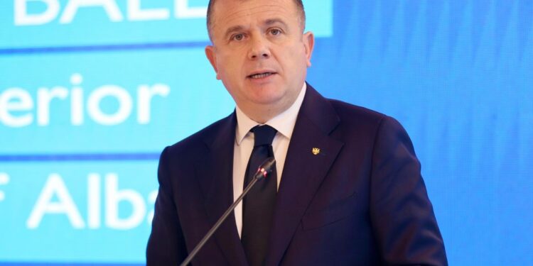 Ministri Balla: Po gjurmohen personat me precedentë kriminalë që cenojnë jetën