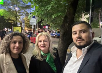 Edita Tahiri bashkohet PL në marshim drejt ‘Rrugës së Shpresës’ tek Sali Berisha