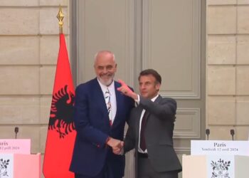 Rama në krah të Macron kujton emigrimin e tij në Francë në vitet 90