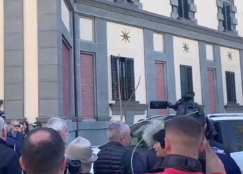 Protesta e Rithemelimit, makina që transportonte gruan shtatzënë bllokohet