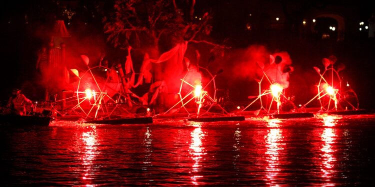 Shfaqja ujore “Fou de bassin” e trupës teatrore, vjen me 15 dhe16 Maj tek Liqeni