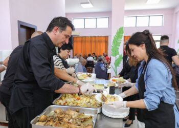 Veliaj shërben drekën e Pashkës në qendrën sociale në Shkozë