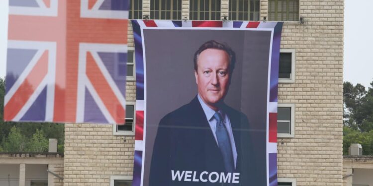 Vizita e David Cameron në Shqipëri, shpaloset posteri te Politekniku