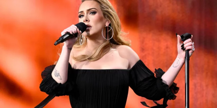 Adele ndan me fansat në Las Vegas dëshirën për t’u bërë sërish nënë
