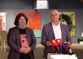 Ish-depo e ushtrisë në Belsh transformohet në galerinë “Dy Botët”