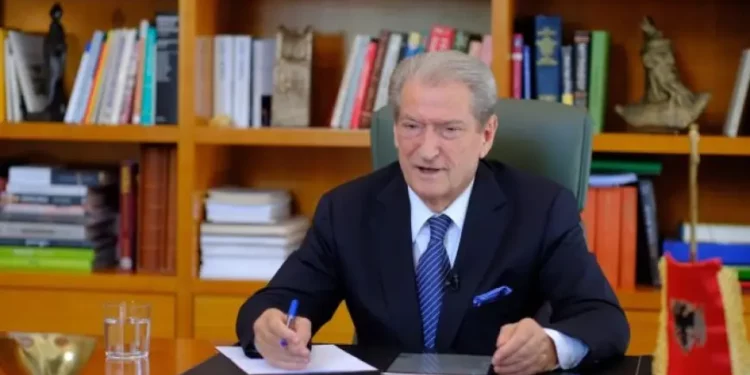 Berisha: Arben Rakipi prej 8 muajsh nuk paguan rrogat e studentëve të Magjistraturës