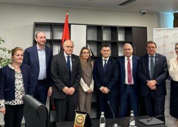 Ambasadori britanik King-Smith takohet me kreun e SPAK, Altin Dumanin