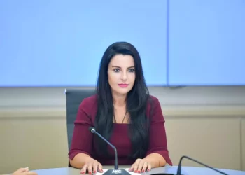 Media greke: Belinda Balluku dikur punonjëse shtëpiake në Greqi, tani ‘feston’ me…
