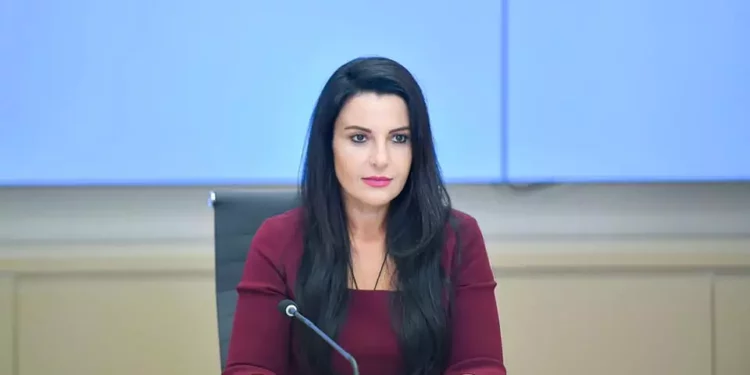 Media greke: Belinda Balluku dikur punonjëse shtëpiake në Greqi, tani ‘feston’ me…