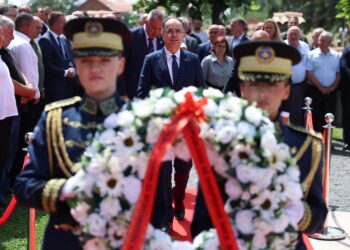 Presidenti i Shqipërisë Begaj merr titullin “Qytetar Nderi” i Deçanit