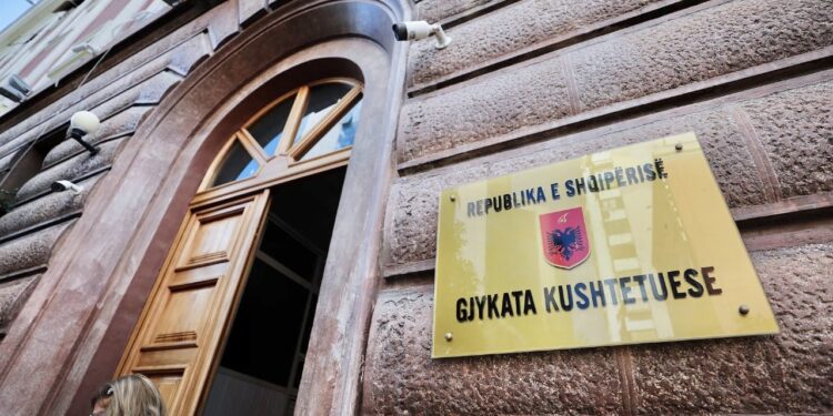Gjykata Kushtetuese rrëzon ligjin për tatimin mbi profesionet e lira