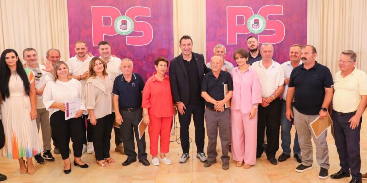 Veliaj me socialistët e Vorës: “Të mësojmë prej gabimeve të kundërshtarit tonë”