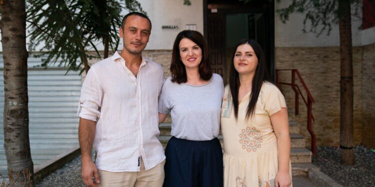 Kredi me zero interes, ministrja Koçiu viziton shtëpinë e re të mjekes në Tiranë