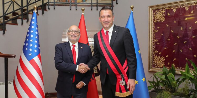 Kryebashkiaku Veliaj nderon ish-ambasadorin Arvizu me “Çelësin e Qytetit”