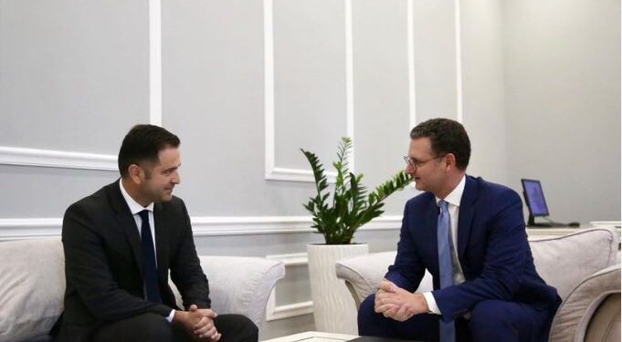 Ervin Mete i përcjell detyrën e ministrit të ri të Financave, Petrit Malaj