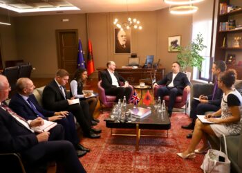 Ministri i Brendshëm, Ervin Hoxha takim me ambasadorin britanik, Alastair King Smith