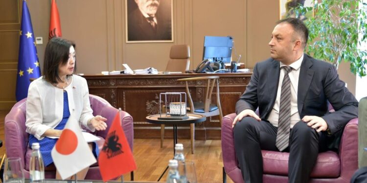 Ministri Hoxha takim me ambasadorët e Japonisë dhe Holandës
