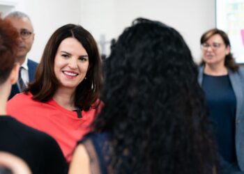 Ministrja Koçiu vizitë në Qendrën “Me një ndalesë” në Fier