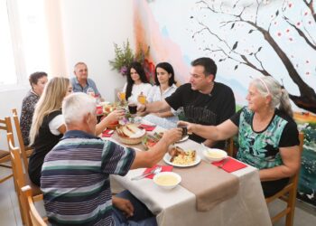 Shenjtërimi i Nënë Terezës, Veliaj shërben drekën në qendrën “Gonxhe Bojaxhi”