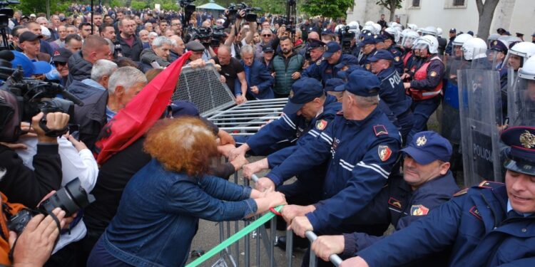 Nis protesta para bashkisë të Tiranës,mbështetësit e opozitës bllokojnë rrugët