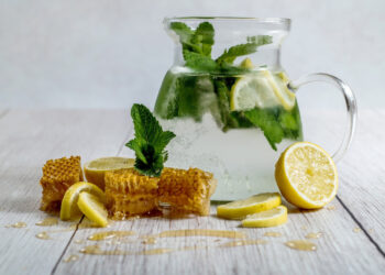 A e dini se uji me limon dhe mjaltë çdo mbrëmje sjell benefite në shëndet
