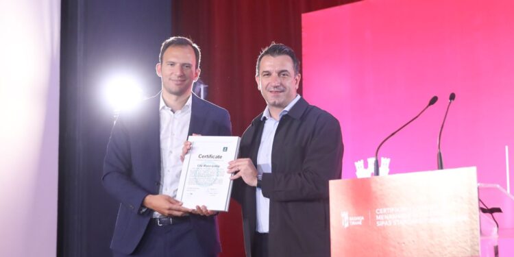 Bashkia e Tiranës bëhet bashkia e parë që merr certifikimin ISO 9001 nga…