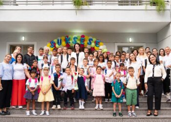 Ministrja Koçiu shoqëron për në klasën e parë dy fëmijët nga “Zyber Hallulli”