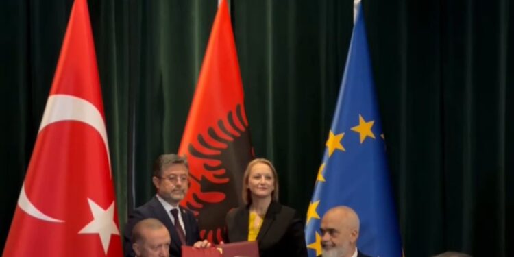 Ministrja Denaj nënshkruan me homologun turk  Deklaratën për Sigurimet në Bujqësi