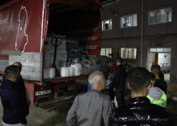 Tërhiqet uji në Vlorë, nis shpërndarja e ndihmave