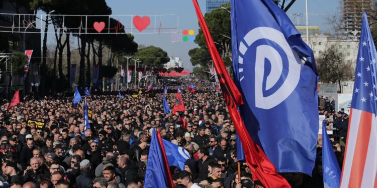 Qytetarët e revoltuar: Edi Rama duhet me çdo mënyrë të largohet nga qeverisja