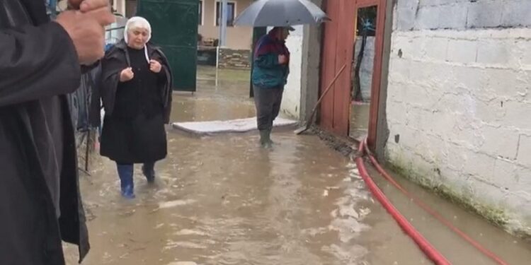 Plasin ujërat e zeza në lagjen e Elbasanit