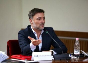 Enkeled Alibeaj prezanton partinë e re politike! Ja kush janë deputetët e PD që themeluan partinë