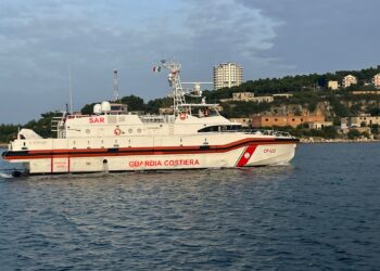 Mbërrin në Shëngjin anija e rojës bregdetare që do t’i kthejë në Itali 12 emigrantët e Gjadrit