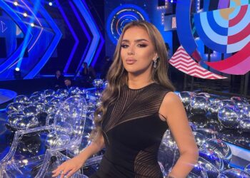 ‘Mirë se u ktheve bisha’ Antonela Berisha pritet me lule dhe komplimente nga miqtë e saj