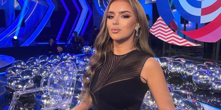 ‘Mirë se u ktheve bisha’ Antonela Berisha pritet me lule dhe komplimente nga miqtë e saj