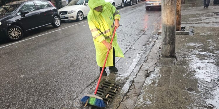 Reshjet e dendura të shiut në Tiranë, punonjësit e Bashkisë në terren