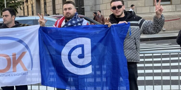 ‘Rama vjen mbas 12 vitesh në Diasporë të kërkoj votat’ proteston kundër Ramës i riu në New York