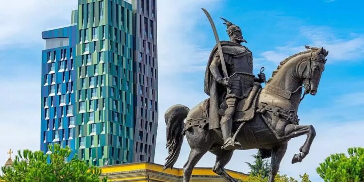 Media italiane “Turisti per Caso”: Tirana një nga kryeqytetet më “cool” të momentit