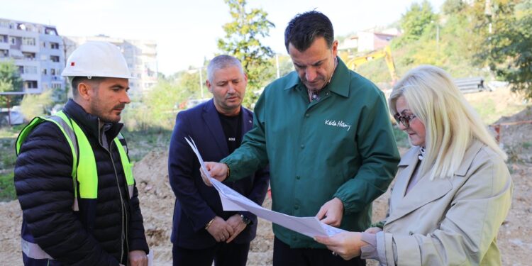 Rikualifikohet zona e Thesarit, Veliaj inspekton punimet: “Do ndërtojmë rrjet unazor”