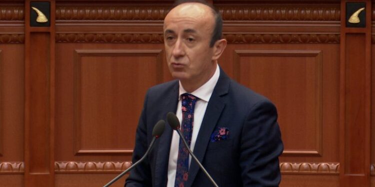 Deputeti Sula i dorëzon ‘uniformën e burgut’ Ulsi Manjës