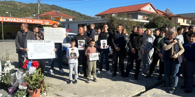“Mos na vrisni”, banorët në Pajovë protestë për rrugën