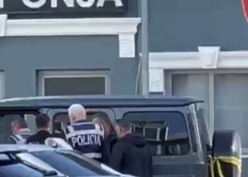 Autorët e pritën sa hipi në makinë, ky është “G-Class-i” ku u qëllua Klajdi Prendi