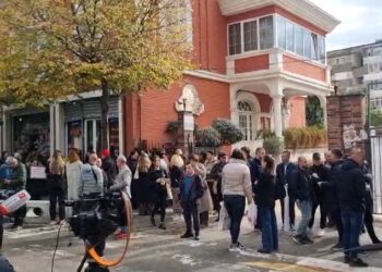 Vrasja e 14-vjeçarit/ “I detyrohemi fëmijëve tanë”, prindërit mblidhen te shkolla “Fan Noli”