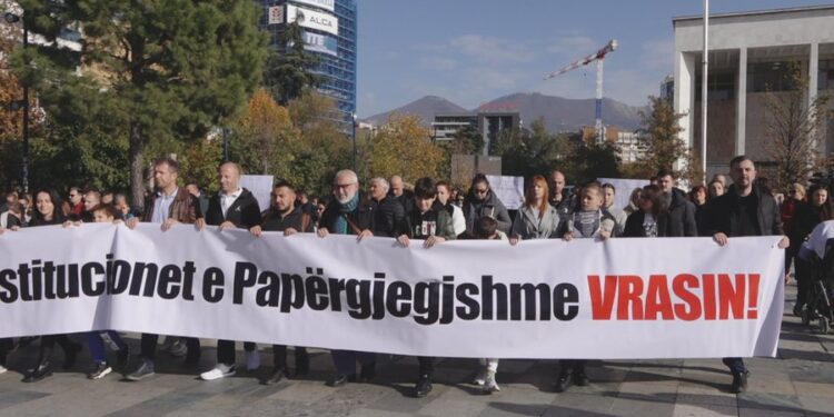 Vrasja e 14-vjeçarit/ Nuk ndalen protestat kundër ministres Manastirliu