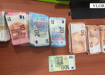 Sekuestrohen mbi 30 mijë euro të padeklaruara në autobusin që vinte nga Italia në Vlorë, procedohen 2 shoferët