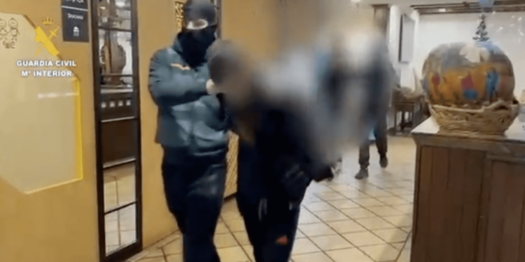 Kishin ardhur si turistë, por grabisnin banesa në Spanjë. Arrestohen dy “skifterët” shqiptarë